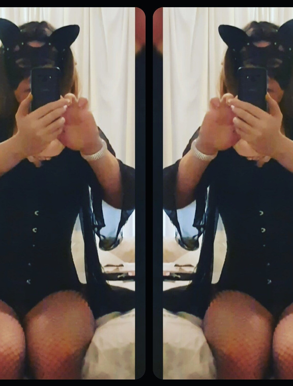 Bruna crossing Onlyfans pictures